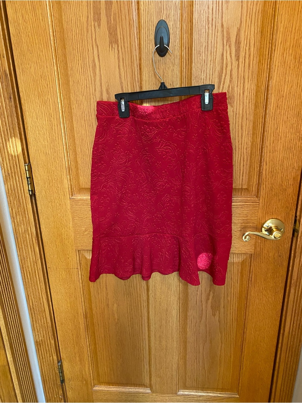 Soft Red Textured Ruffle-Hem Women's Skirt
Fig & blu
Size Small